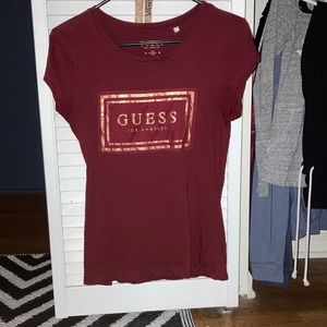 size M burgundy Guess t shirt, like new condition